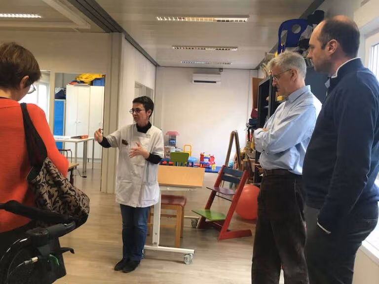 Visite brest 2018 Valérie Gruais-Raison, ergothérapeute de la Fondation Ildys, présente le stage intensif mis en place pour les enfants atteints de paralysie cérébrale à la délégation de la Fondation Paralysie Cérébrale.