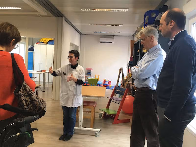 Visite brest 2018 Valérie Gruais-Raison, ergothérapeute de la Fondation Ildys, présente le stage intensif mis en place pour les enfants atteints de paralysie cérébrale à la délégation de la Fondation Paralysie Cérébrale.